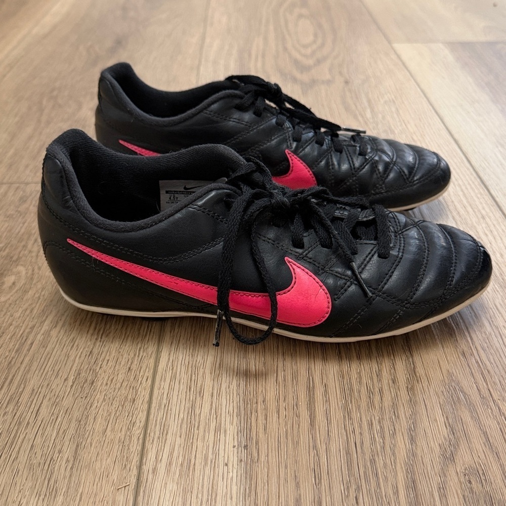 Nike Jr. Chaser Youth Soccer Cleats Size 4.5